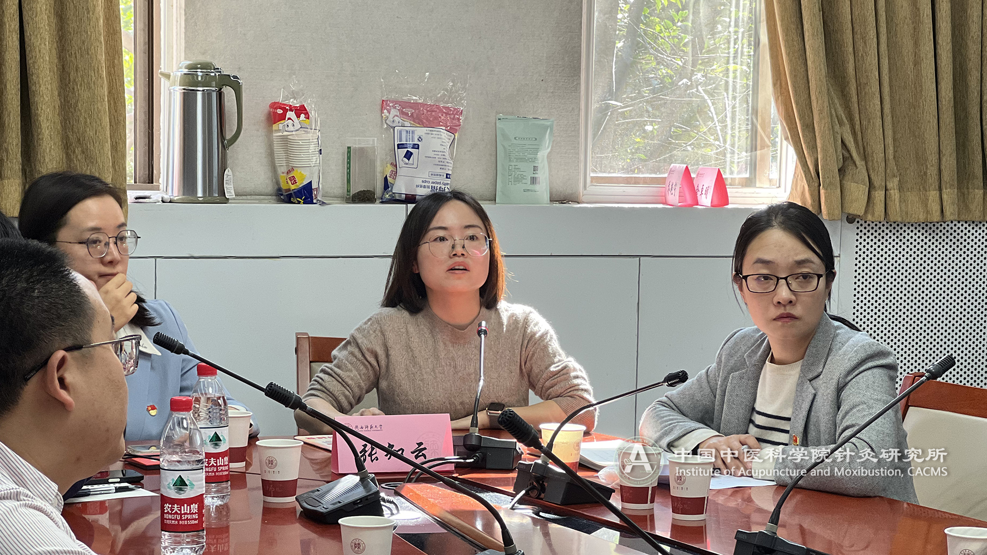 pic3 经络研究中心张知云进行学术汇报.jpg