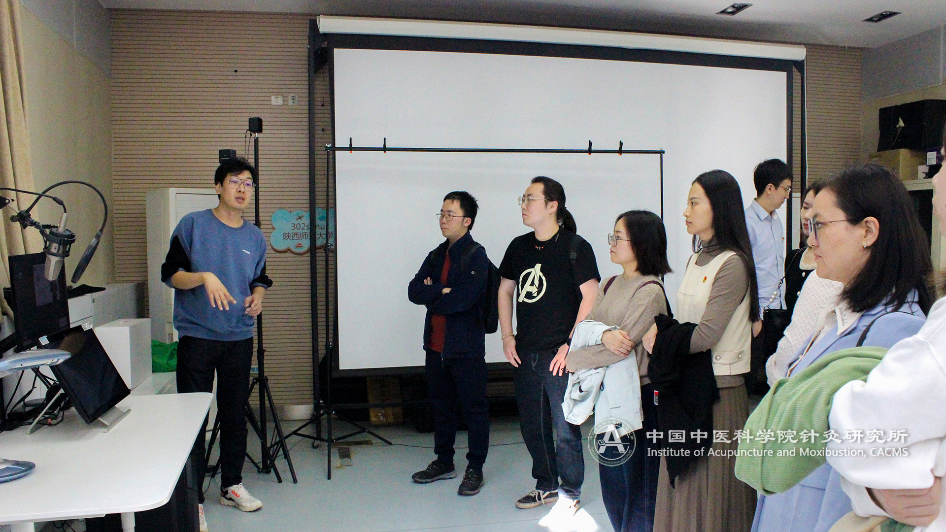 pic5 基础三支部成员参观实验室.jpg