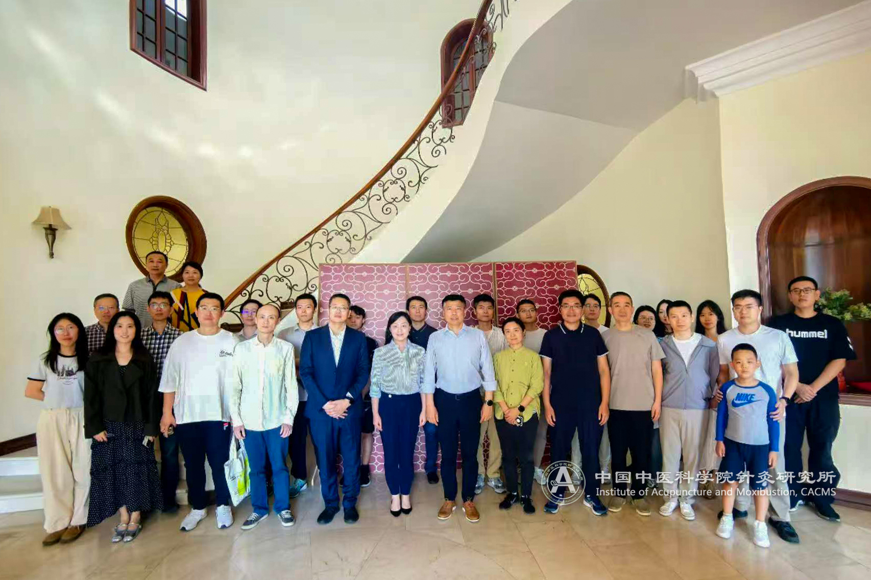 pic10 中国中医科学院赴洪针灸培训团队与大使和大使夫人等使馆工作人员合影.jpg