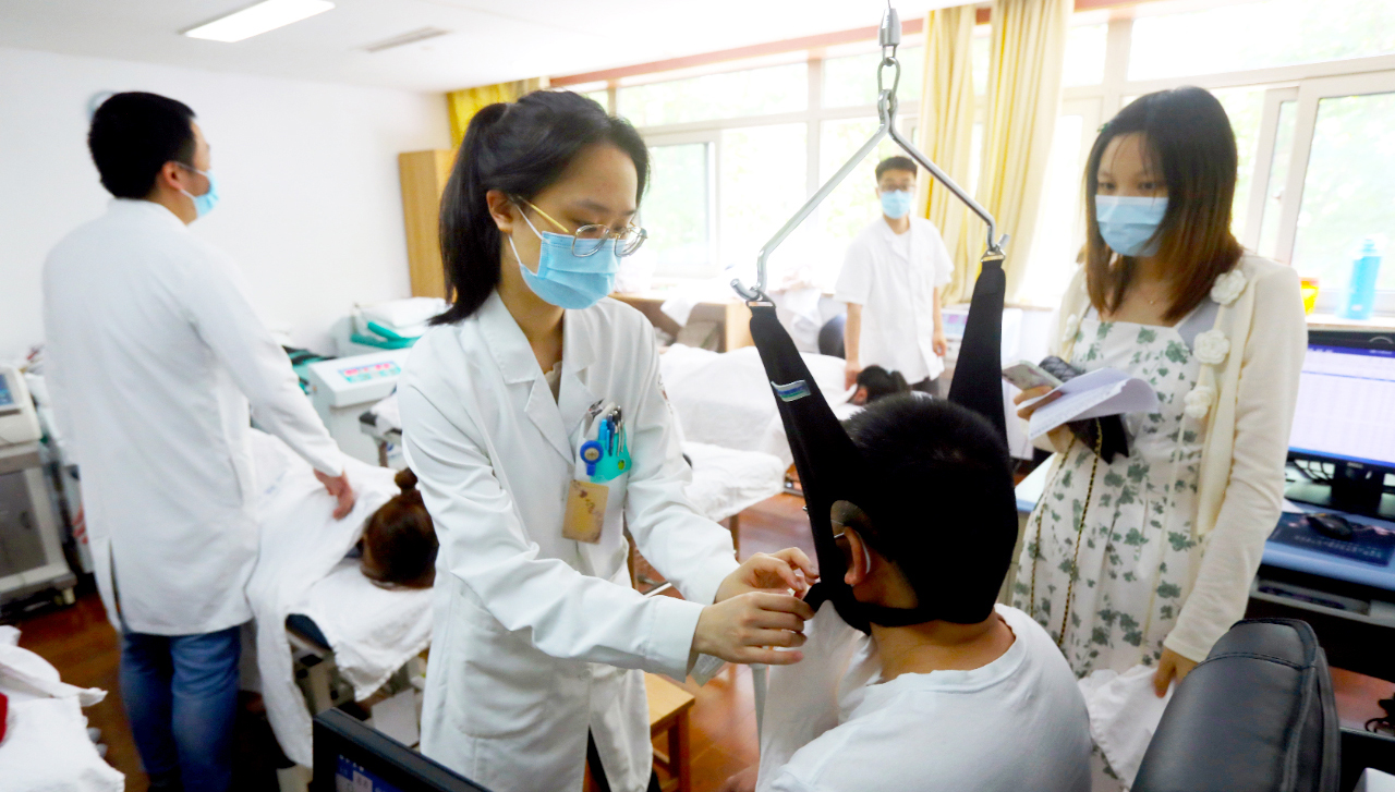 【中国中医药网】医生为患者进行多种中医特色疗法